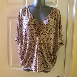 BCBG beautiful flowy top 💞